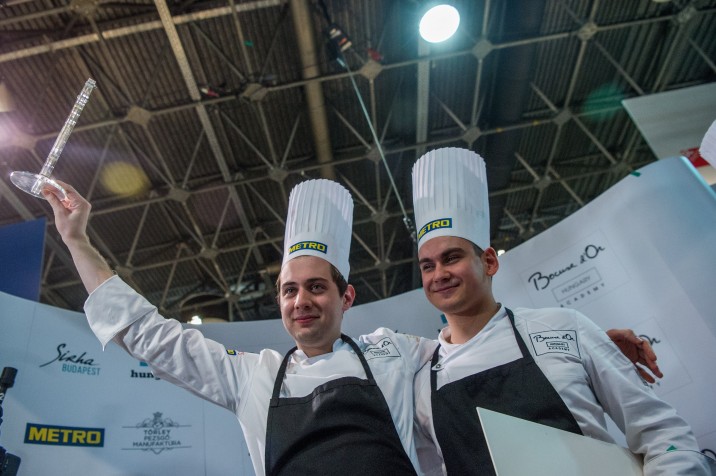 Pohner Ádám, a Kistücsök étterem séfhelyettese (b) és segítője, Csillag Richard ünneplik győzelmüket a Bocuse d'Or magyar döntőjét követő eredményhirdetésen a Sirha Budapest 2018 Nemzetközi Élelmiszeripari és a HoReCa szakkiállításon a Hungexpo Budapesti Vásárközpontban 2018. február 8-án. MTI Fotó: Balogh Zoltán