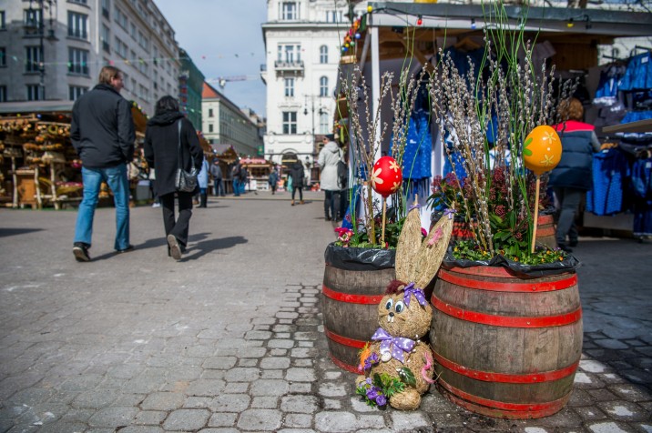 Érdeklődők a Budapesti Tavaszi Vásáron a belvárosi Vörösmarty téren a megnyitó napján, 2018. március 23-án. MTI Fotó: Balogh Zoltán
