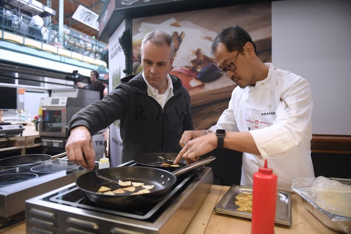 Sang Hoon Degeimbre, egy 2 Michelin-csillagos étterem belga séfje (j) és Pesti István séf a Magyar Turisztikai Ügynökség által szervezett Michelin-csillagos mesterkurzuson a Hold utcai Vásárcsarnok és Belvárosi Piacon 2018. március 25-én. MTI Fotó: Kovács Tamás