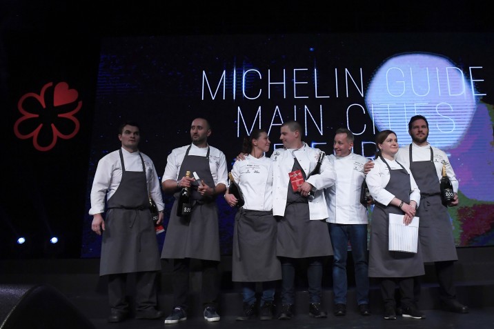 Mészáros Ádám, a két Michelin-csillaggal minősített Onyx étterem séfje (b4), valamint az egy Michelin-csillaggal elismert magyar éttermek séfei, Ádám Csaba, az Olimpia (b), Tiago Sabarigo, a Costes Downtown (b2), Palágyi Eszter, a Costes (b3), Sárközi Ákos, a Borkonyha (j3), illetve Szulló Szabina és Széll Tamás, az ajánlott étterem címet elnyert Stand25 séfjei a Michelin-kalauz (Michelin Guide) budapesti díjátadó ünnepségén a Várkert Bazárban 2018. március 26-án. MTI Fotó: Kovács Tamás