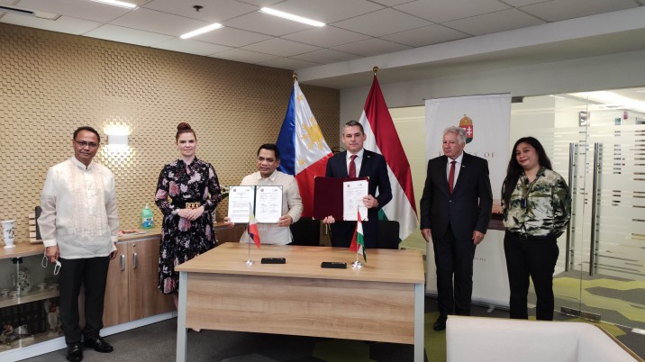 Megállapodás a Fülöp-szigeteki Los Baños Egyetemmel (Balról jobbra: Dr. Nathaniel C. Bantayan kancellárhelyettes, Dr. Tóth Titanilla nagykövet, Dr. Jose V. Camacho, Jr. kancellár, Prof. Dr. Gyuricza Csaba rektor, Jakab István, az Országgyűlés alelnöke, Asst. Prof. Anna Floresca F. Firmalino, nemzetközi kapcsolatokért felelős igazgató)